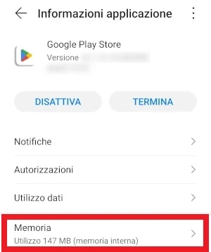 Da informazioni applicazione per l'app Google Play Store, si vede con intorno un riquadro rosso la voce memoria