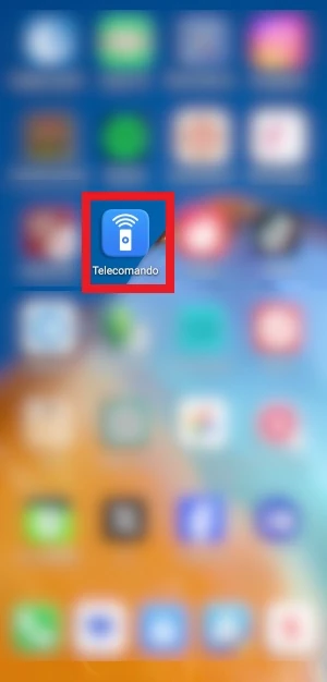 nella home di android è in evidenza l'icona telecomando con una cornice rossa intorno e lo sfondo con le altre app sfocato