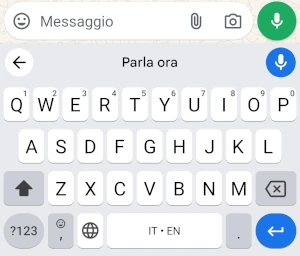dalla tastiera gboard aperta su whatsapp è visibile la scritta parla ora per usare il microfono