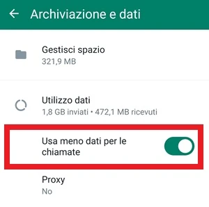 dalla pagina archiviazione e dati di whatsapp è in evidenza l'opzione usa meno dati per le chiamate con il suo interruttore attivo