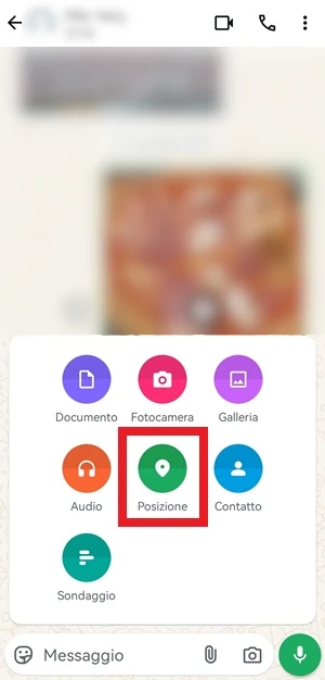 schermata allegati della chat di whatsapp con l'icona posizione in evidenza con un riquadro