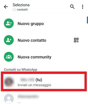 da whatsapp con una cornice rossa è in evidenza il contatto tuo nome (tu)