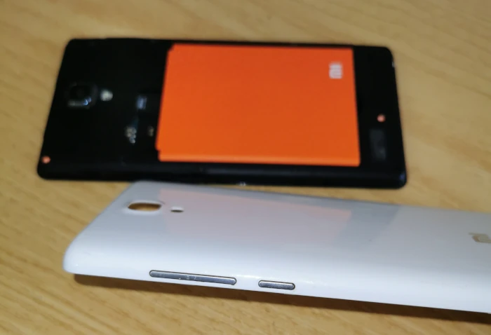 smartphone redmi note con cover smontata