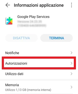 da informazioni applicazione la voce autorizzazioni del google play services è evidenziata con una cornice rossa intorno