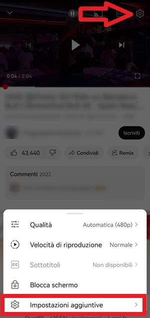 dal video di youtube avviato una freccia indica l'icona delle impostazioni con un ingranaggio mentre la voce impostazioni aggiuntive è evidenziata con una cornice rossa