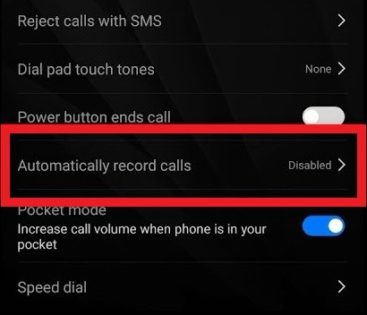 dalle impostazioni dell'app telefono di huawei, la voce automatically record calls è evidenziata con una cornice rossa