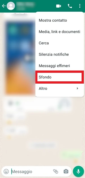 dal menu della chat di whatsapp è in evidenza con una cornice rossa la voce sfondo