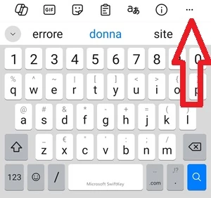 nella swiftkey keyboard l'icona con i tre punti in orizzontale è indicata con una freccia rossa