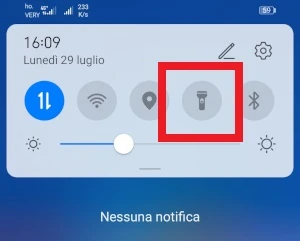 interruttore della torcia accessibile dalle impostazioni rapide