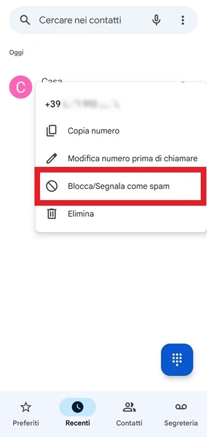 dall'app Telefono di Google è in risalto la voce Blocca/Segnala come spam per il contatto che si vuole mettere in black list
