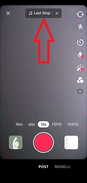 su tiktok nella schermata di registrazione del video, una freccia indica il nome del brano locale selezionato