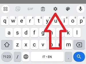indicata con una freccia con il contorno rosso l'icona delle impostazioni di gboard rappresentata con un ingranaggio