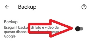 dalla sezione backup di google foto una freccia rossa indica l'interruttore di fianco a backup per attivarlo