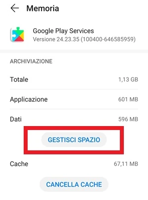 dalla sezione delle impostazioni memoria del play services, il pulsante gestisci spazio è inquadrato con una cornice di colore rosso