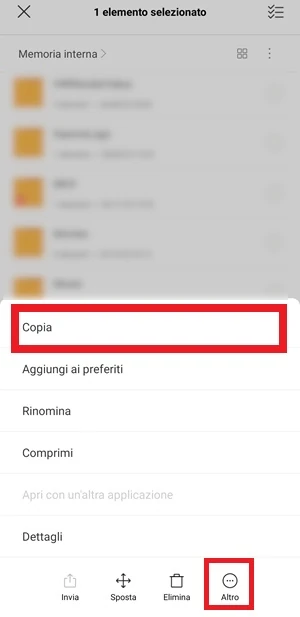 da mi file manager l'icona altro e la voce copia sono evidenziate con un riquadro rosso ciascuno per essere individuati più facilmente