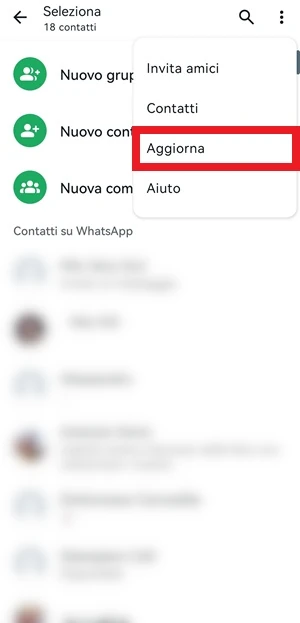 dalla lista di contatti whatsapp è in evidenza con una cornice rettangolare rossa la voce aggiorna
