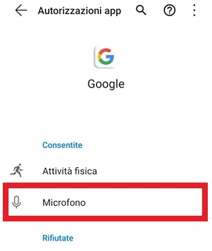 da autorizzazioni app, la voce microfono è evidenziata in rosso e posizionata sotto la sezione consentite