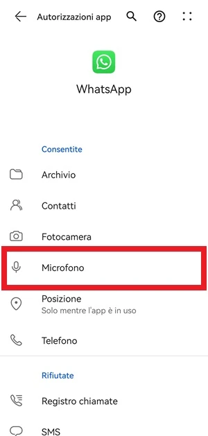 dalla pagina autorizzazioni app di whatsapp, nella sezione consentite la voce microfono ha una cornice rossa intorno per essere più in evidenza