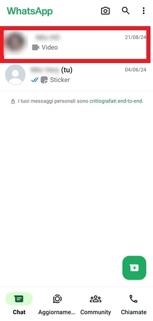 su whatsapp è stato selezionato un contatto che è evidenziato con un rettangolo dal contorno rosso