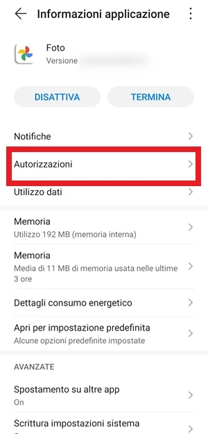 da informazioni applicazione, l'app foto di google ha la voce autorizzazioni evidenziata con un rettangolo rosso intorno