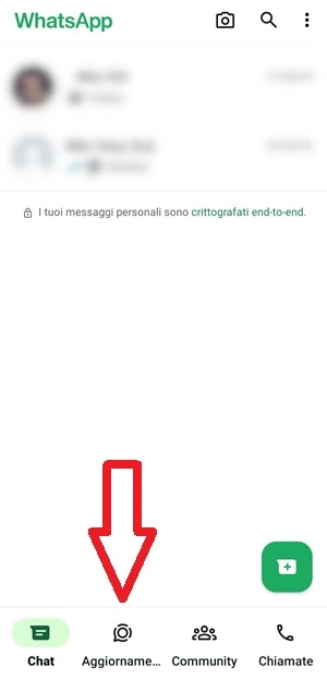 nella schermata principale di whatsapp, una freccia indica l'icona degli aggiornamenti