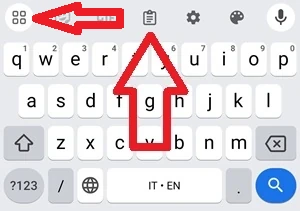 nella tastiera gboard una freccia indica l'icona degli appunti e un'altra freccia indica l'icona per accedere al menu