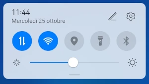 schermata a tendina dei toggle con gli interruttori per attivare / disattivare anche la connessione dati e Wi-Fi