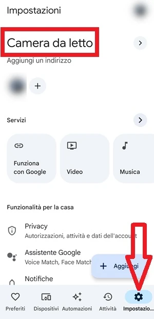 dalle impostazioni di google home è evidenziata con una cornice la voce camera da letto e con una freccia è indicata l'icona delle impostazioni con un ingranaggio