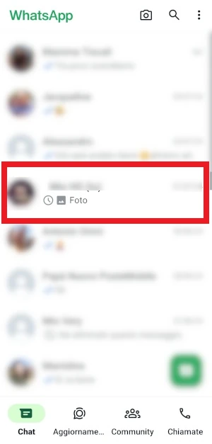 dalla lista di utenti whatsapp è selezionato il contatto con una cornice rossa