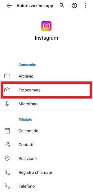 da autorizzazioni app di instagram sotto consentite è evidenziata con un rettangolo rosso la voce fotocamera