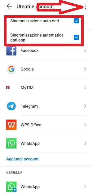 dalla pagine utenti e account è indicata con una freccia l'icona con i tre punti in verticale. Le voci sincronizzazione auto dati e sincronizzazione automatica dati app sono incorniciate in rosso