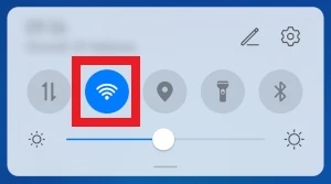 dalle impostazioni rapide dello smartphone, l'icona dell'interruttore del wi-fi è inquadrato con una cornice rossa