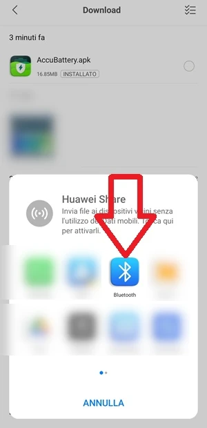 dalla sezione download del file manager, una freccia indica l'icona bluetooth che è visibile insieme ad altre icone di condivisione in una finestra pop-up