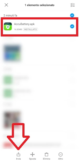 Dal file manager, nella sezione download è selezionata un'applicazione e una freccia indica l'icona Invia