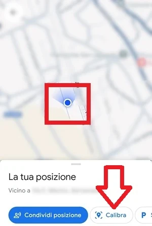 su una mappa sfocata di google maps c'è il punto blu con la posizione in tempo reale e il pulsante calibra è indicato con una freccia rossa