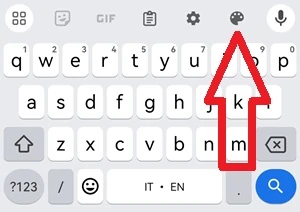 icona temi dell'app gboard indicata con una freccia rossa