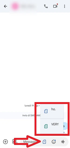 chat dell'app messaggi di google con freccia che indica l'icona della sim e riquadro con nomi delle sim da poter selezionare