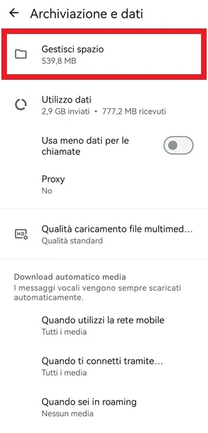 dalla pagina archiviazione e dati di whatsapp è messa in evidenza con una cornice rossa la voce gestisci spazio
