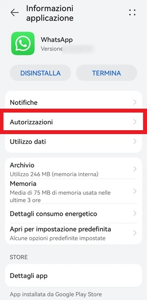 dalla pagina informazioni applicazione dell'app whatsapp, la voce autorizzazioni è incorniciata in rosso per un maggior risalto