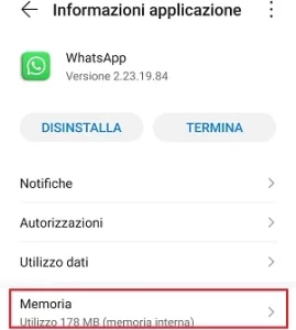 è evidenziata la voce memoria di whatsapp con un riquadro