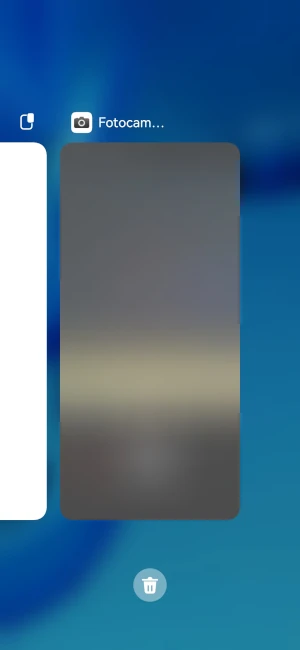 schermata multitasking di android con in primo piano l'app fotocamera e l'icona del cestino