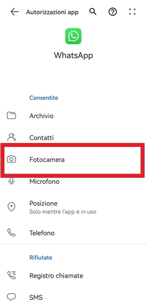 pagina autorizzazioni app delle impostazioni di whatsapp con la voce fotocamera sotto alla sezione consentite