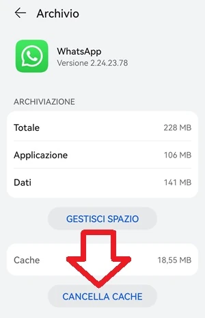 schermata delle impostazioni da cui si può cancellare la cache di whatsapp. Il pulsante per cancellare la cache è indicato con una freccia
