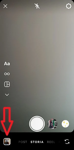 fotocamera storia di instagram con una freccia che indica la galleria