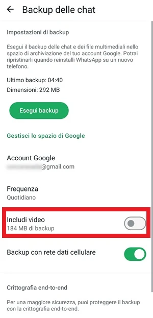 dalla pagina backup delle chat di whatsapp, la voce includi video è in evidenza con una cornice rossa intorno
