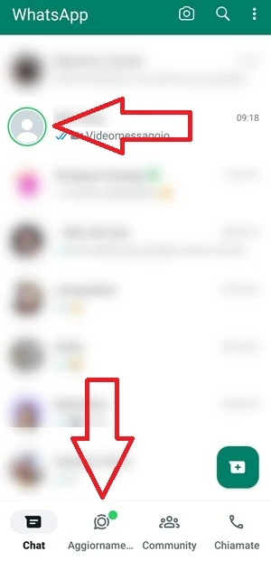 su whatsapp nella schermata home una freccia indica il cerchio intorno alla foto profilo del contatto e un'altra freccia l'icona degli aggiornamenti