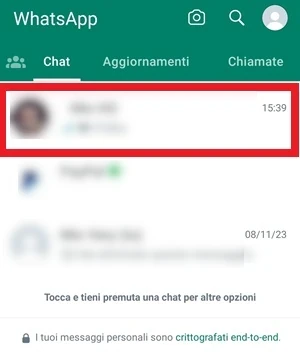dalla schermata principale dell'app whatsapp è inquadrata in rosso il nome di una chat di un contatto da aprire