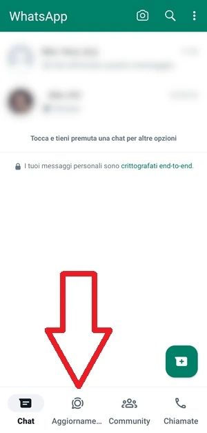 dalla home di whatsapp una freccia indica l'icona degli aggiornamenti di stato