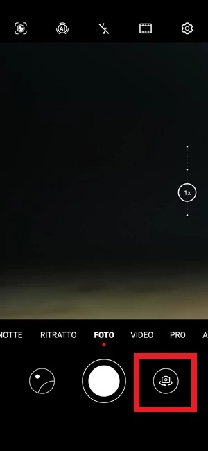 dalla schermata principale dell'app fotocamera è in evidenza l'icona che serve per passare dalla fotocamera frontale a quella posteriore