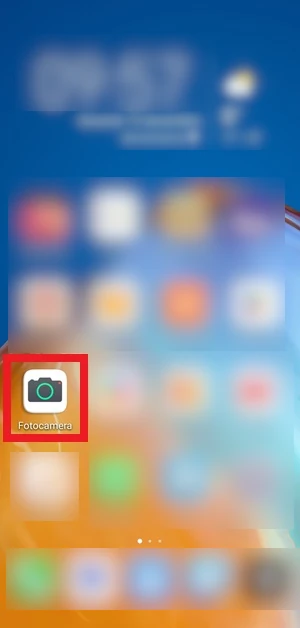 nella home di android l'icona dell'app fotocamera è messa in risalto rispetto alle altre su uno sfondo sfocato e con una cornice rossa intorno